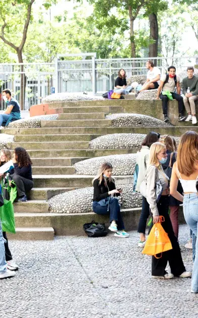 Etudiants dans la cour de Tolbiac pour la pré-rentrée 2021